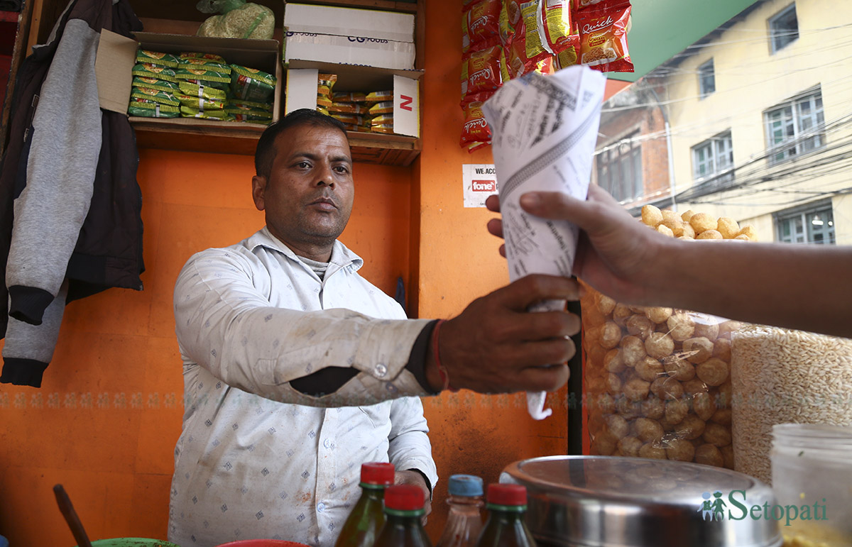 पानीपुरी अड्डाका सञ्चालक सुशील साह। तस्बिरः नवीनबाबु गुरूङ/सेतोपाटी