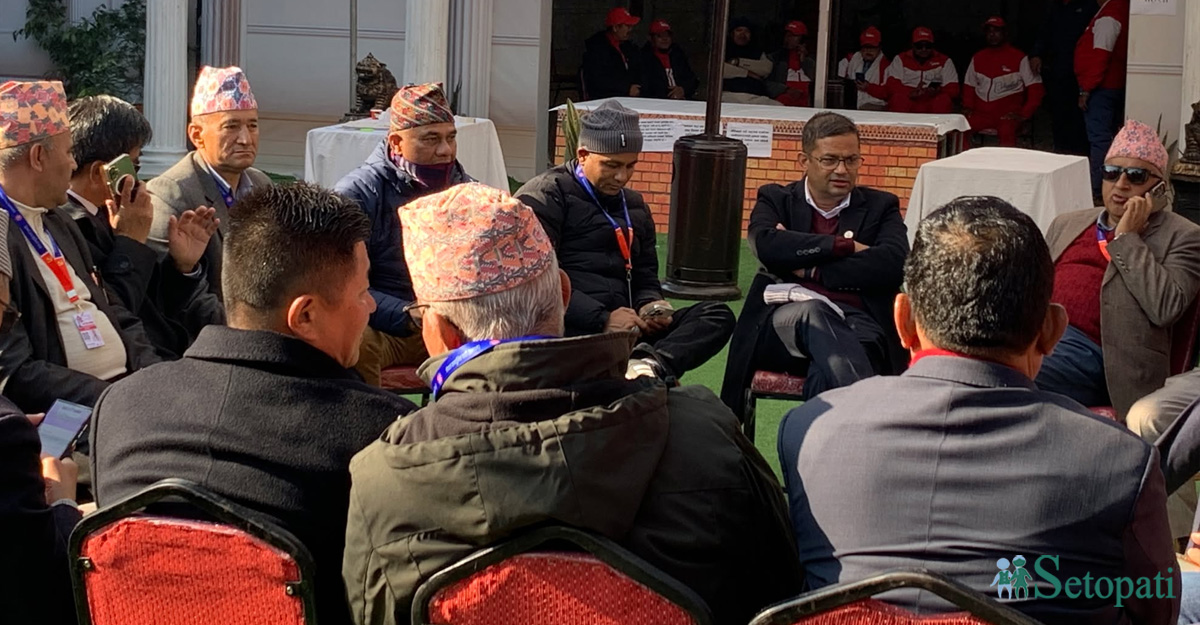 मतगणना सुरू हुनुअघि भृकुटीमण्डमा जम्मा भएका नेताहरू। तस्बिरः मन्दिरा घिमिरे/सेतोपाटी।
