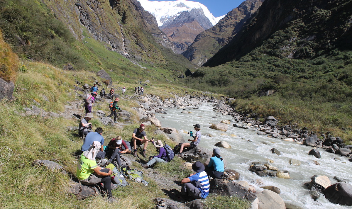 एबिसी पदमार्गमा थकान मेट्दै गरेका पदयात्रीहरू।  तस्बिर : युवराज श्रेष्ठ/सेतोपाटी