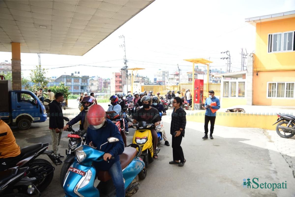 पेट्रोल पम्पमा सवारी साधनको लाइन (तस्बिरहरू)