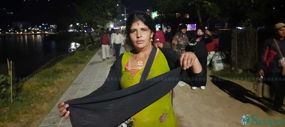 नगर प्रहरीकाे आक्रमणबाट च्यातिएको कपडा देखाउँदै पीडित कमला भण्डारी। तस्बिर: युवराज श्रेष्ठ