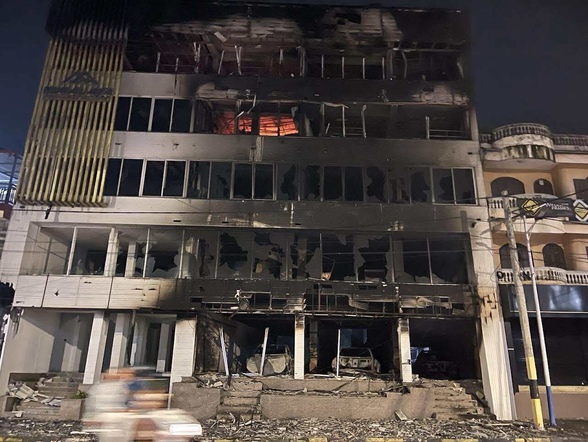 प्रदर्शनकारीले जलाएको अटो सोरूममा भेटियो युवतीको जलेको शव