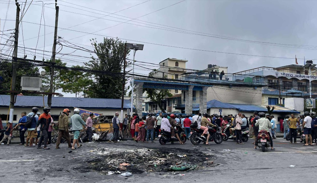 कास्की प्रहरीमा आगो लगाउँदा जलेका पुरूषको उपचार क्रममा मृत्यु