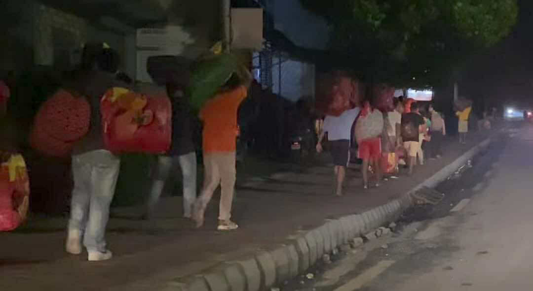 मध्यरातमा पनि रोकिएन तोडफोड र आगजनी