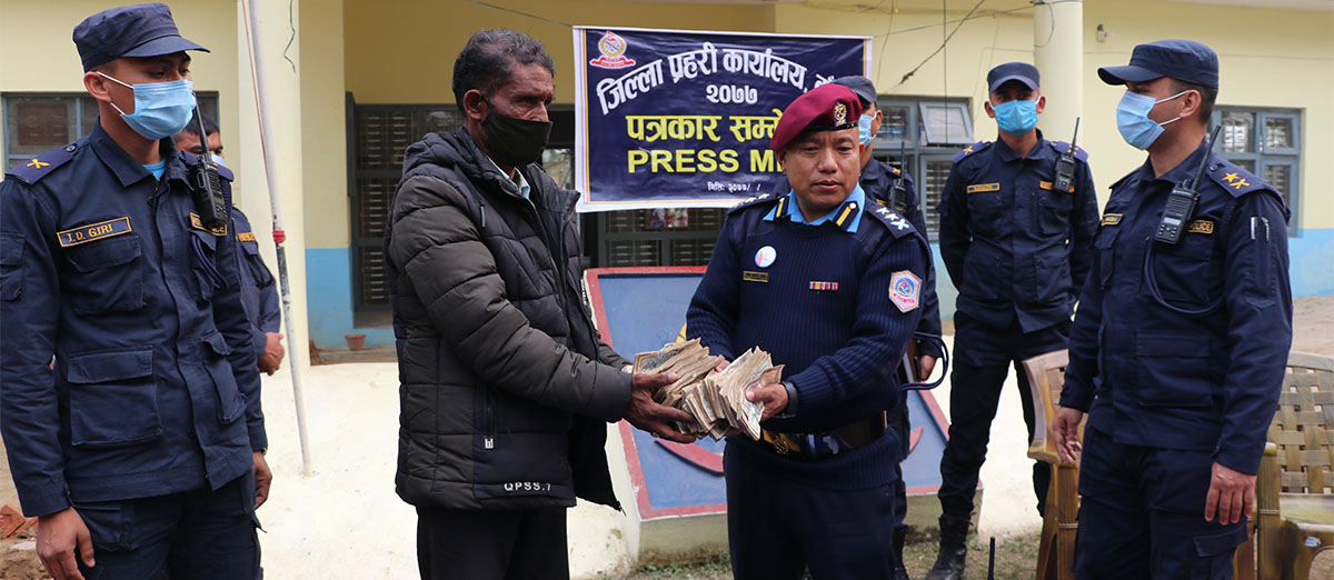 हराएको साढे सात लाख सम्बन्धित धनीलाई दिँदै प्रहरी।