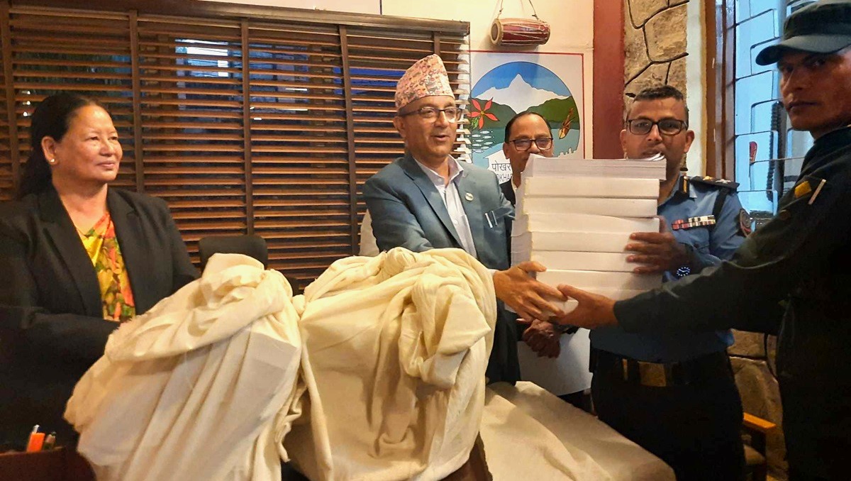 छानबिन समितिको प्रतिवेदन हस्तान्तरण गर्दै पोखराका मेयर धनराज आचार्य