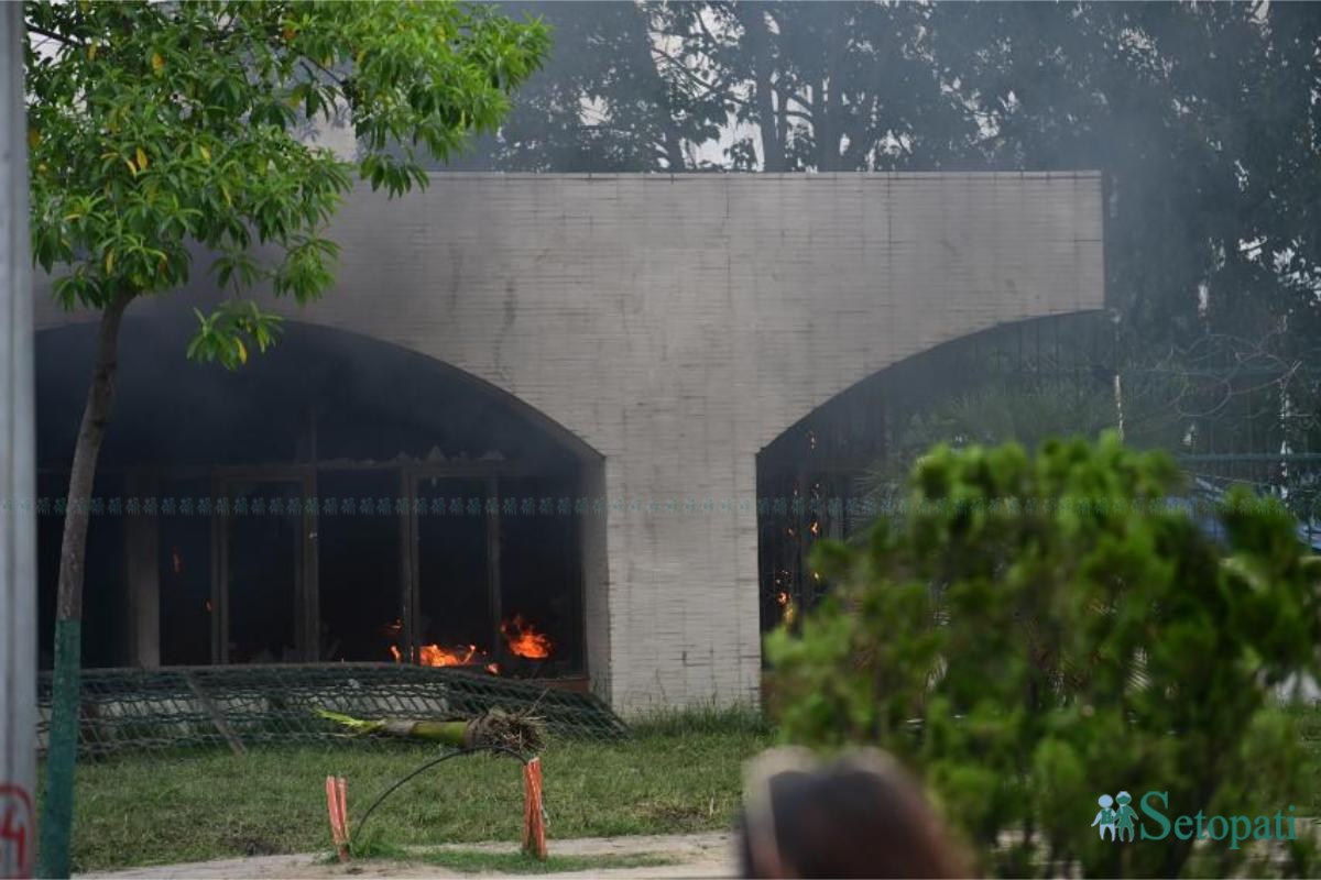 संसद भवन घेरेर भयो तोडफोड र आगजनी (तस्बिरहरू)