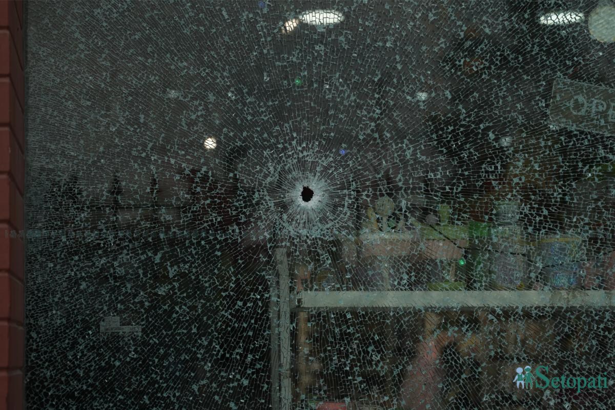 सञ्चारमन्त्री गुरूङको घरमा आगजनी र तोडफोड