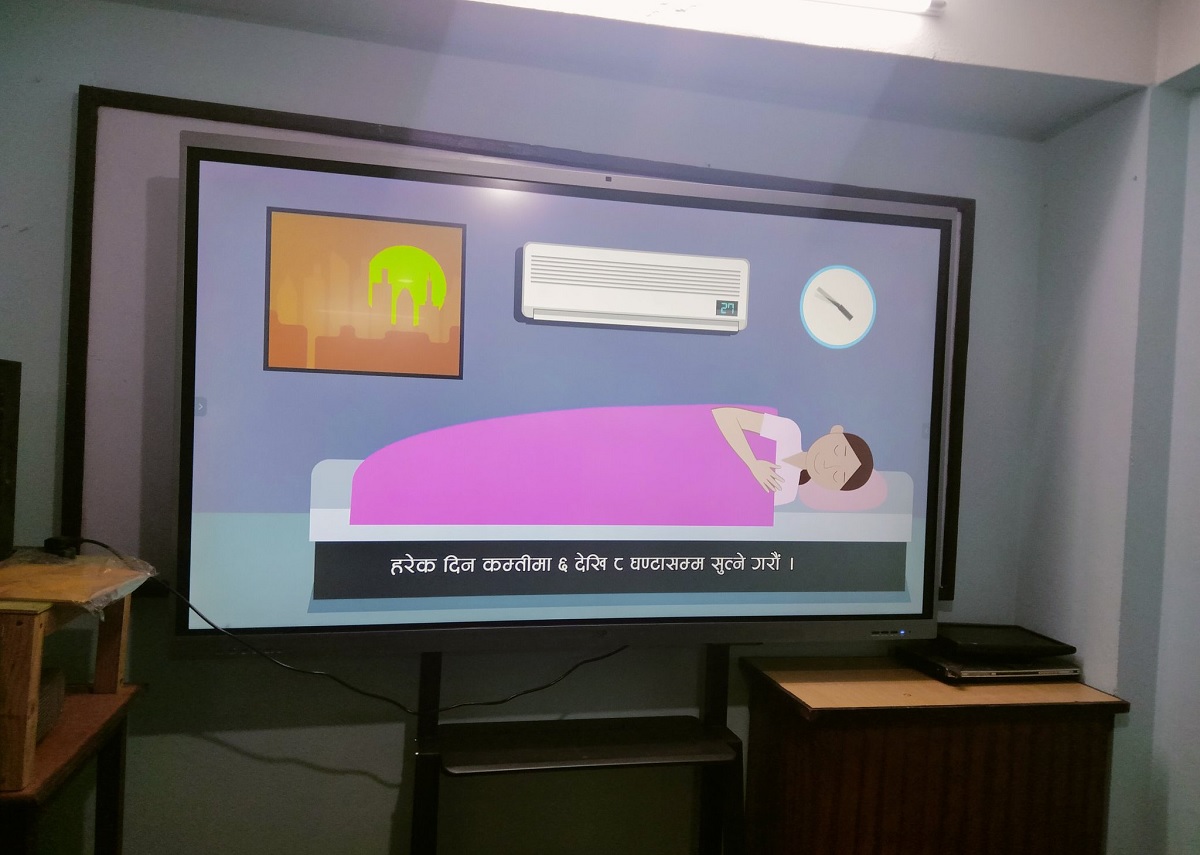 अभिमुखीकरण तालिम प्रदायकले कक्षाकोठामा राखेको स्मार्ट बोर्ड