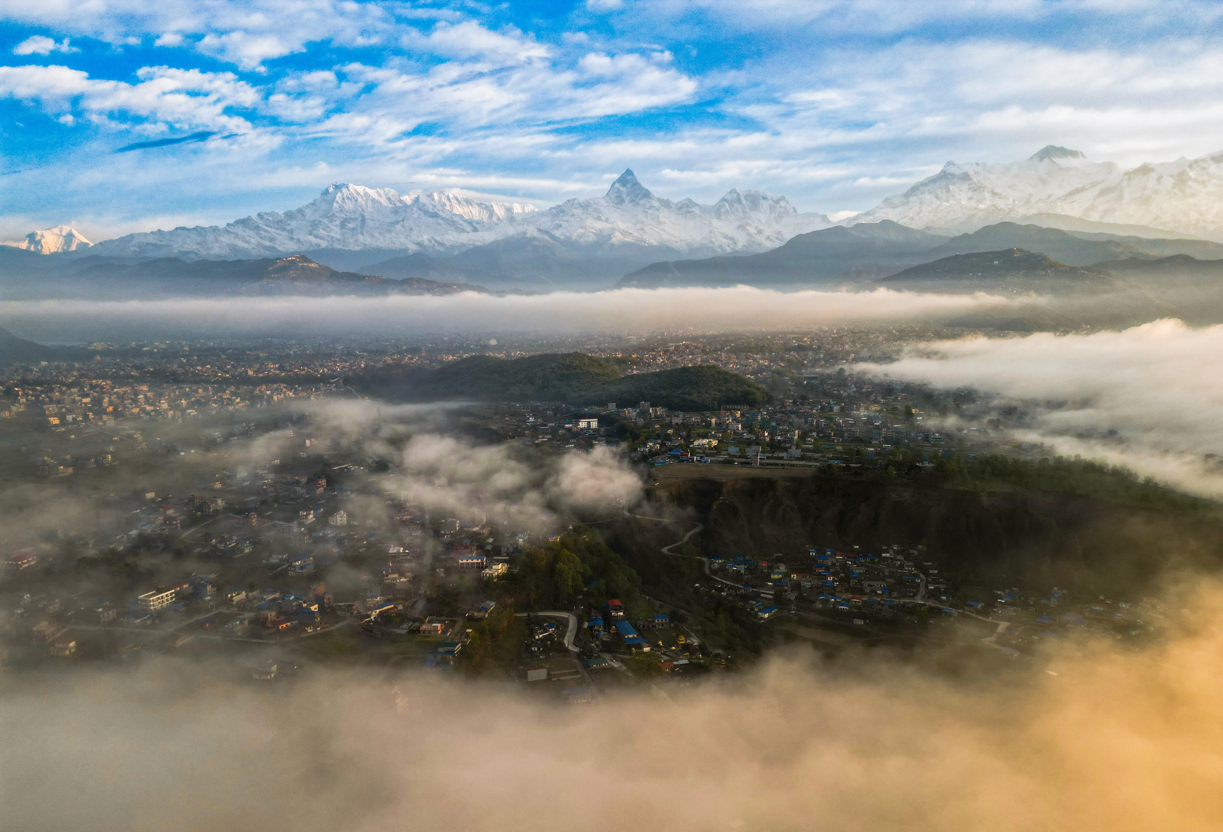 मनसुनमा देखिएको पोखरा र अन्नपूर्ण हिमशृंखला। तस्बिर: रोहित गिरी