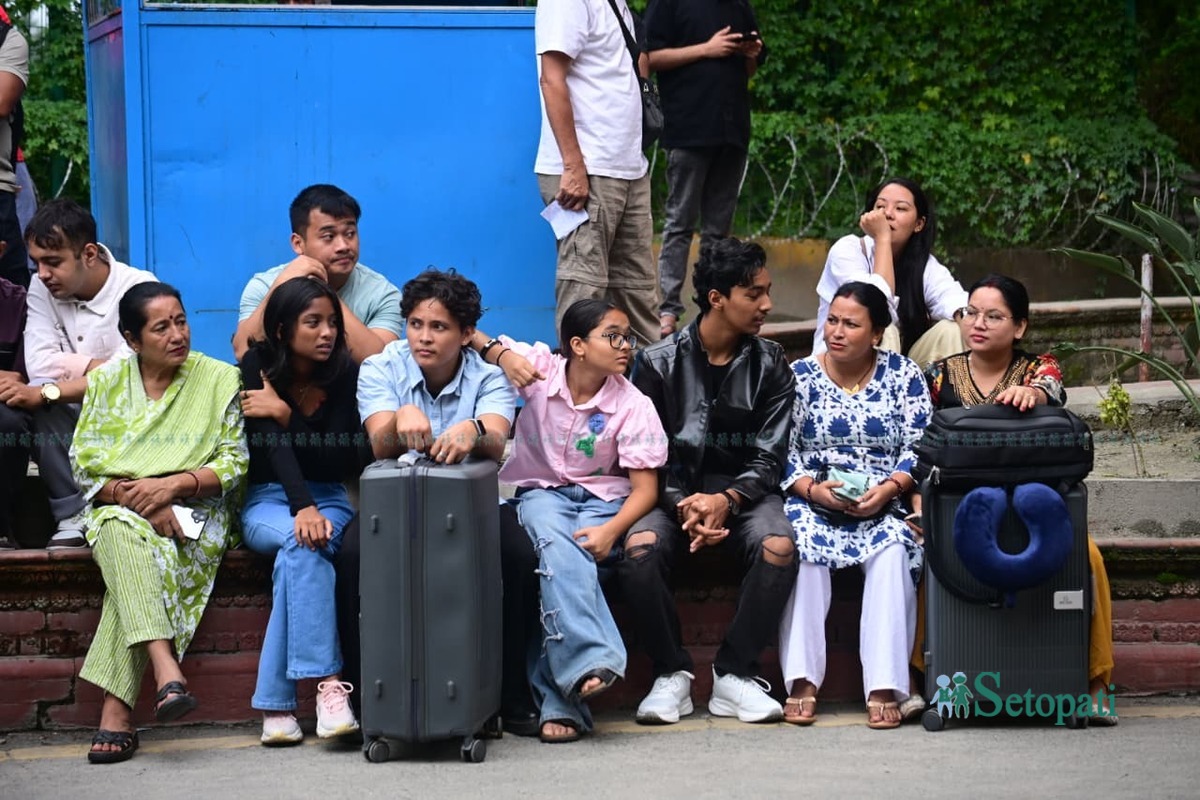 यस्तो छ त्रिभुवन अन्तर्राष्ट्रिय विमानस्थल बाहिर यात्रुको अवस्था (तस्बिरहरू)