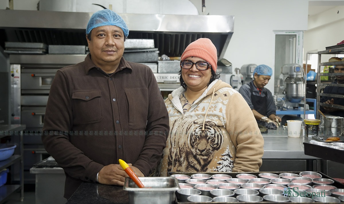 'ट्रेडिसनल बेकरी' का सञ्चालकहरू उमेश थापा र सुशीला उपाध्याय। तस्बिरः नवीनबाबु गुरूङ/सेतोपाटी