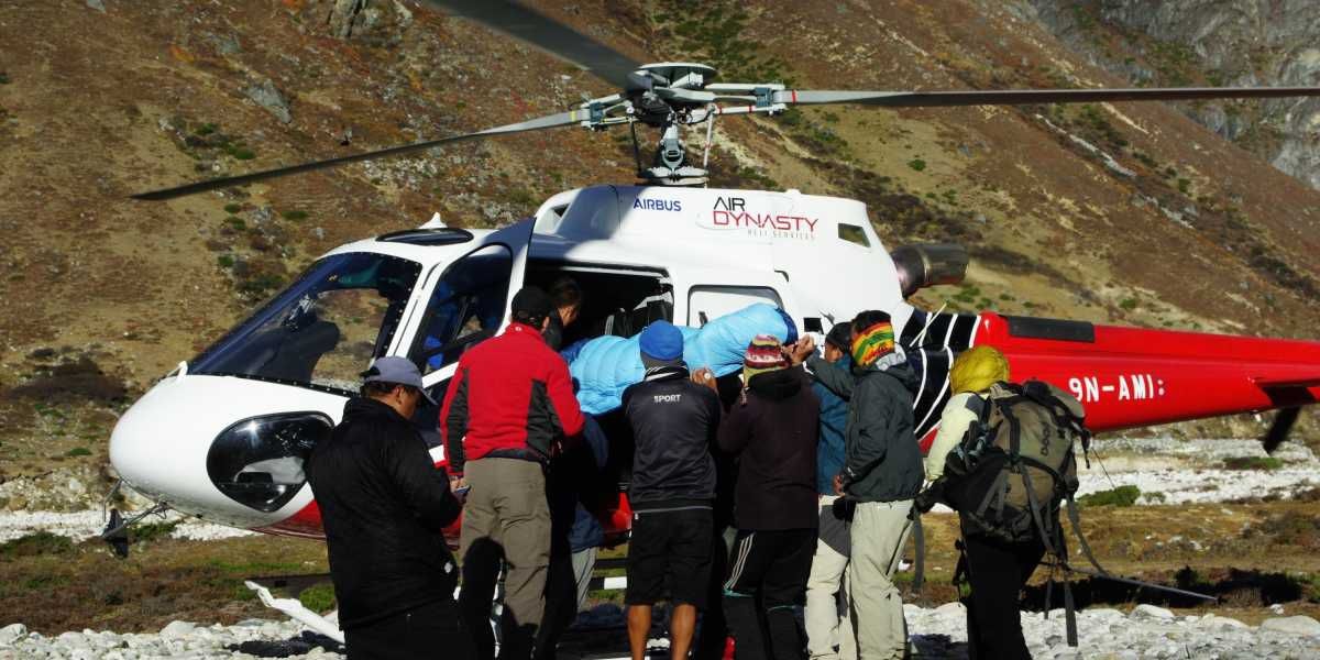 लेक लागेका बिरामीलाई हेलिकप्टरमा लगिँदै। यसरी लैजान मौसमले पनि साथ दिनु पर्छ। तस्बिरः HimalayanRescue.Org