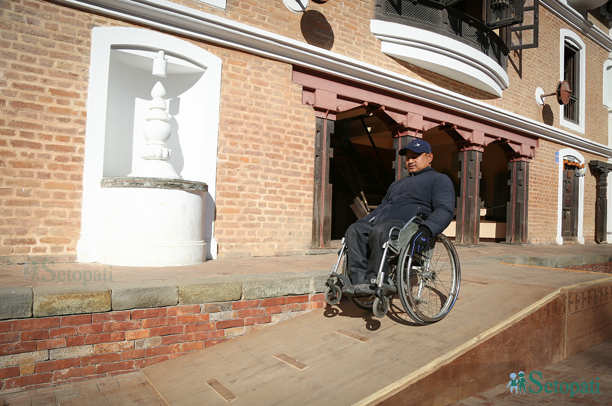 ह्विलचियर गुडाउँदै पाटन दरबार घुमेका कृष्णराज चौधरी। तस्बिर: नवीनबाबु गुरूङ/सेतोपाटी।