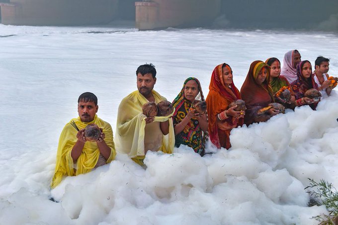 यमुनामा ‘बादलमा तैरिएर’ छठ पूजा (तस्बिरहरू)